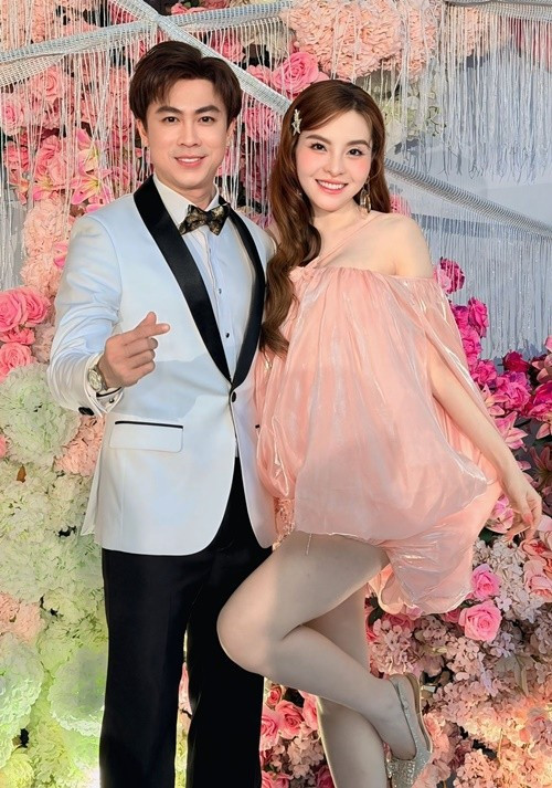 Hồ Việt Trung và Saka Trương Tuyền đã gắn bó ít năm qua, thường xuyên đồng hành trong các chuyến lưu diễn và dự án âm nhạc.