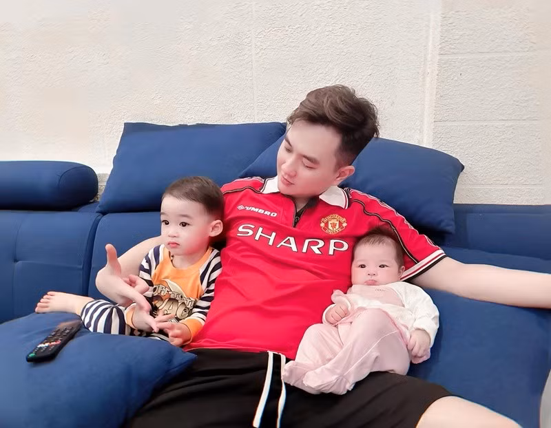 Anh Tuấn từng tâm sự, anh không phải người đàn ông hoàn hảo nhưng sẽ trở thành phiên bản tốt nhất khi ở bên vợ và các con. Ảnh: FB Anh Tuấn.