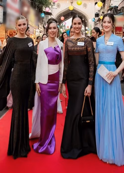 Ý Nhi nổi bật trong chiếc váy màu xanh ngọc ở Miss World 2025.