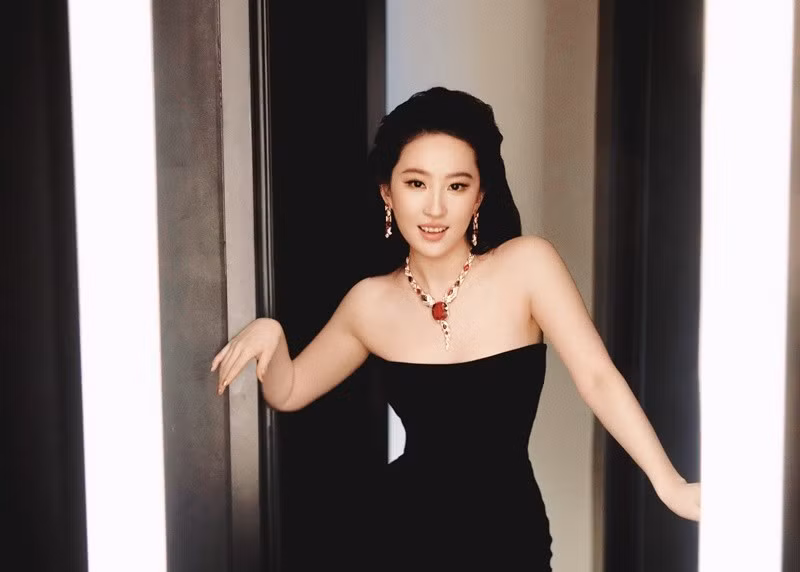 Tuổi 38, Lưu Diệc Phi vẫn giữ được độ hot. Cô đắt show sự kiện, đại sứ thương hiệu. Khối tài sản của Lưu Diệc Phi lên đến 1,23 tỷ nhân dân tệ (170 triệu USD). Cô có biệt thự 5.000 m2 ở Bắc Kinh, Trung Quốc và biệt thự ở Mỹ. Ảnh: Weibo Lưu Diệc Phi.