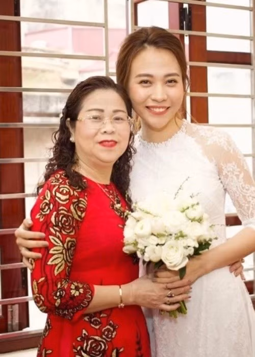 Trong lễ ăn hỏi của con gái ở Lạng Sơn vào năm 2019, bà Lan từng phát biểu: “Cảm ơn anh chị thông gia nhất là mẹ Loan vĩ đại người đã sinh ra và nuôi dưỡng chàng rể của tôi thành đạt. Gia tài quý giá nhất của tôi là hai con. Hôm nay tôi trao con gái lớn cho anh chị để anh chị tiếp tục dạy dỗ cháu. Tôi mong hai con sẽ yêu thương chăm sóc, xây dựng gia đình thành đạt, tôi sẽ yêu thương chăm sóc con rể bé nhỏ và Subeo. Chúc hai con trăm năm hạnh phúc, mong hai con yêu thương bé Subeo, hiếu thảo với hai bên nhất là hai người mẹ”. Ảnh: Saostar.