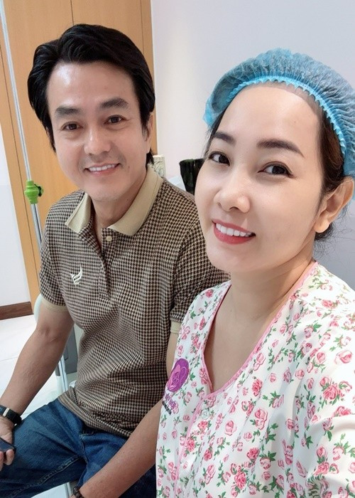 Cách đây ít năm, Cao Minh Đạt từng chia sẻ trên Dân Việt về việc chưa có con: “ Vợ chồng tôi cũng mong con lắm nhưng tôi không bị áp lực về chuyện này. Với tôi, con cái là duyên trời cho nên cứ để thoải mái. Vì chúng tôi cưới đã lâu mà chưa có con nên nhiều người cũng khuyên vợ chồng tôi đi khám. Thật lòng, tôi cũng chưa tính tới chuyện đó. Phương án cuối cùng mới phải vậy khám thôi, có những người cưới nhau 7, 8 năm mới sinh con là bình thường”. Ảnh: FB Cao Minh Đạt.