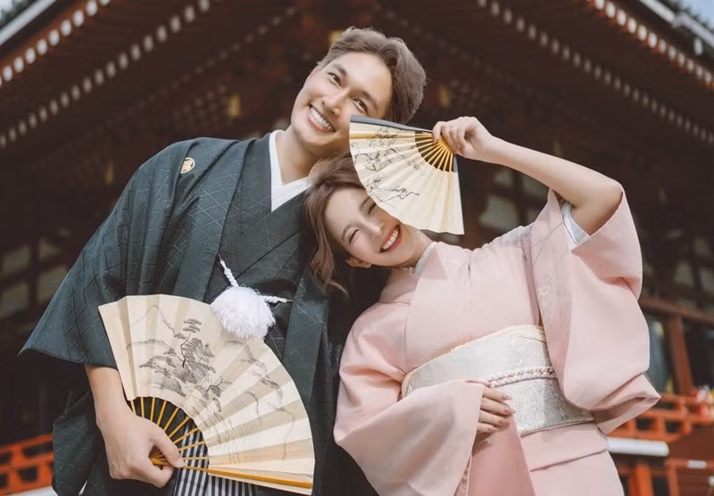 Đình Tú cầu hôn Ngọc Huyền ở Nhật Bản. Nam diễn viên nhắn nhủ người yêu: “Thôi không giấu nữa. Tôi yêu em”. Ảnh: FB Đình Tú.