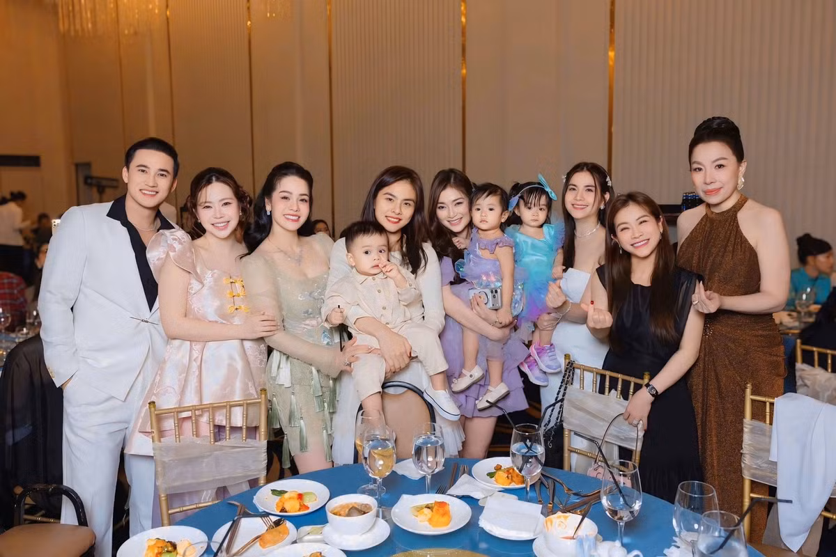 Các bà mẹ bỉm sữa của Vbiz như Kha Ly, Thanh Trúc, Vũ Ngọc Ánh hội ngộ trong buổi tiệc. Ảnh: FB Kha Ly.