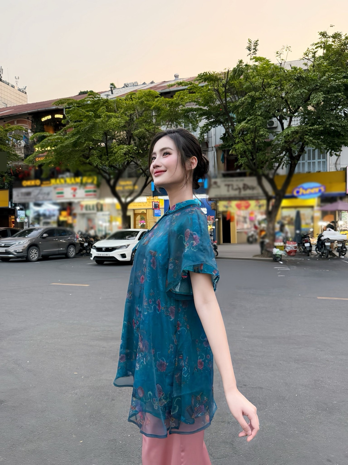 Người đẹp ghi lại nhiều khoảnh khắc đời thường khi về nước, cho thấy tinh thần thoải mái và sự thích nghi giữa việc học tập ở nước ngoài và hoạt động trong nước. Ảnh: FB Ý Nhi.