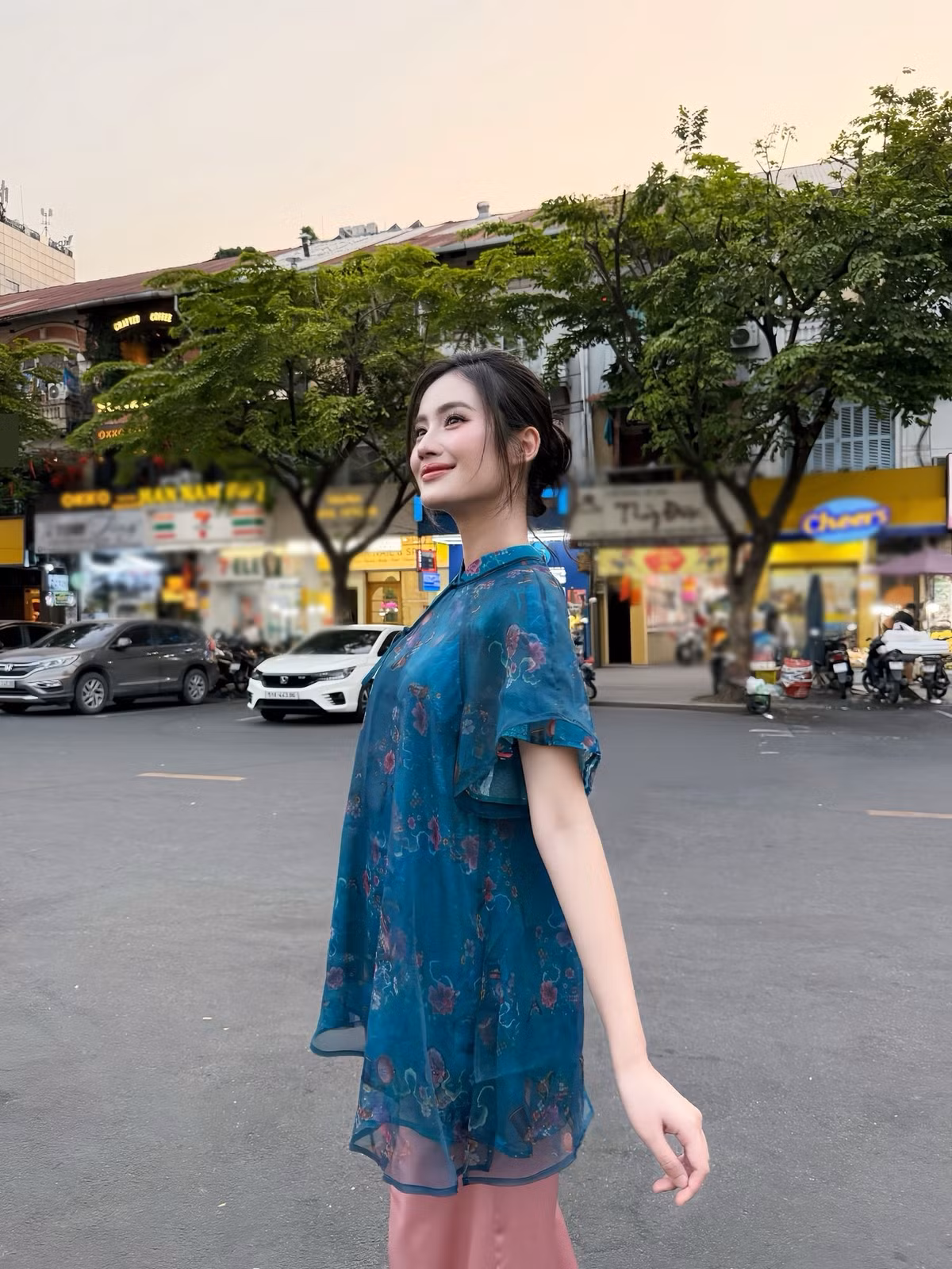 Người đẹp ghi lại nhiều khoảnh khắc đời thường khi về nước, cho thấy tinh thần thoải mái và sự thích nghi giữa việc học tập ở nước ngoài và hoạt động trong nước. Ảnh: FB Ý Nhi.