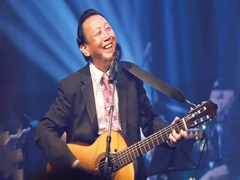 Theo Znews, nhạc sĩ Thế Hiển hoàn thành chương trình Trung cấp Thanh nhạc của Đoàn Nghệ thuật Bông Sen (1977-1980), tốt nghiệp Đại học chuyên ngành Sáng tác (hệ tại chức) Nhạc viện TP HCM (1995-1999). Ảnh: Người Lao Động.