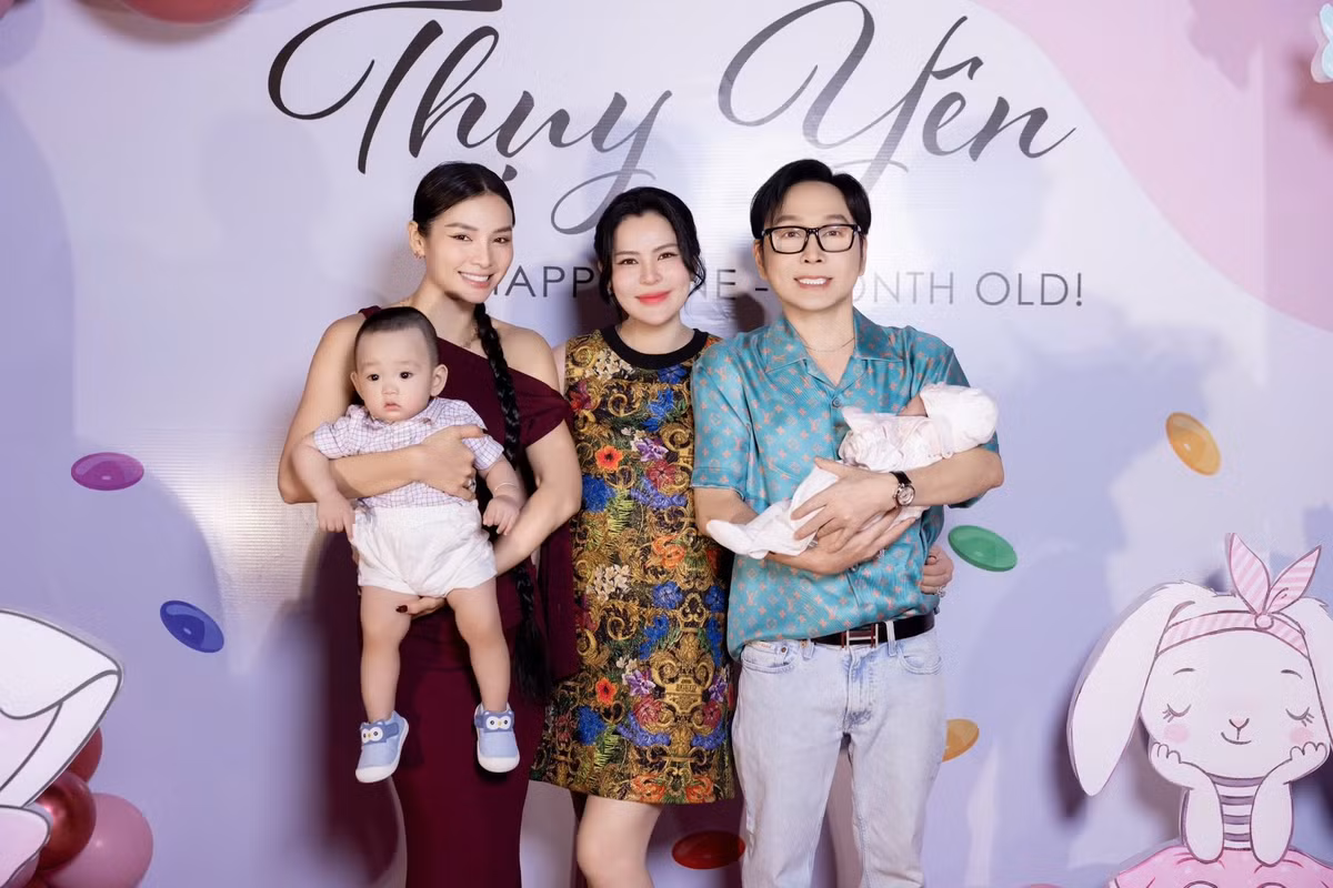 Dù rất nhớ công việc, Phương Lê vẫn ưu tiên việc chăm sóc con gái nhỏ. Người đẹp biết bản thân không hề đơn độc bởi có Vũ Luân bên cạnh. "Cuộc sống bây giờ vất vả thật, nhưng cũng đẹp thật. Bởi mỗi ngày, tôi được chứng kiến tình yêu của một người cha dành trọn cho con gái mình một tình yêu lớn lao, nhẹ nhàng và lặng lẽ, nhưng sâu sắc đến tận tim", Phương Lê viết.