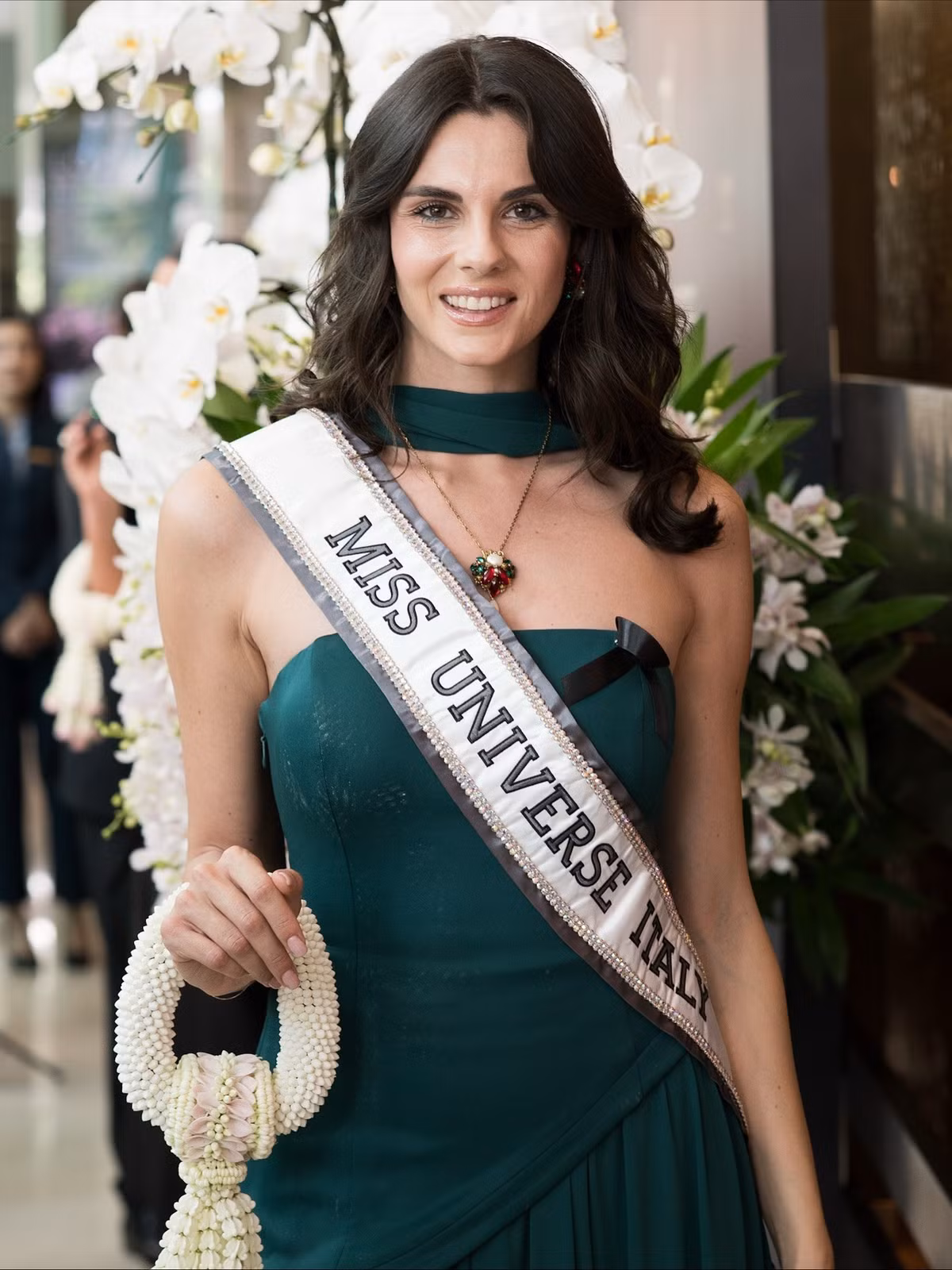 Các thí sinh hiện tại kêu gọi khán giả bình chọn để vào top 10 ăn tối cùng ông Nawat, Phó chủ tịch Miss Universe Asia. Ảnh: Miss Universe.