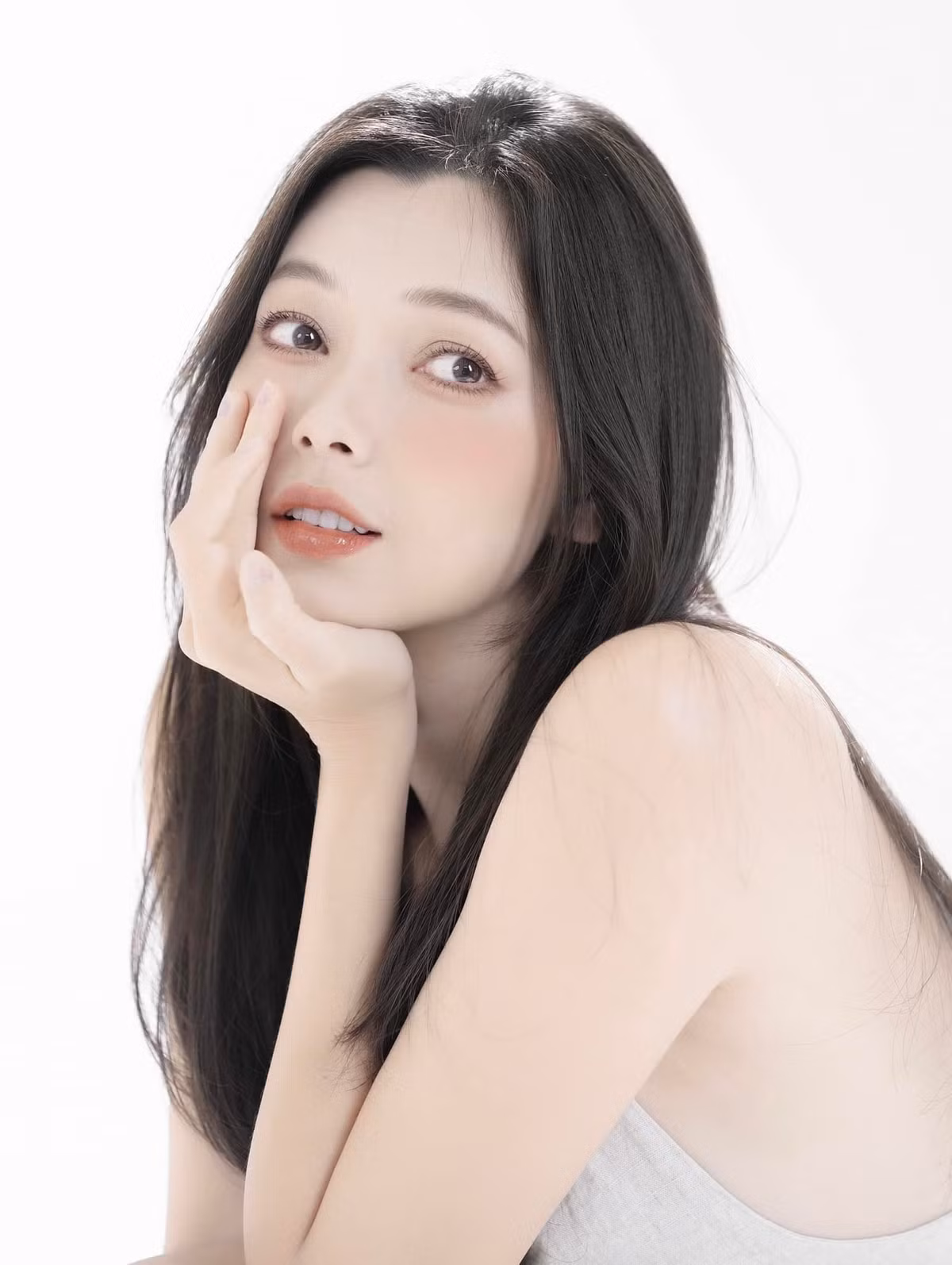 Nữ diễn viên Xuân Văn sinh năm 1988, sở hữu vẻ ngoài trẻ trung hơn tuổi thật.