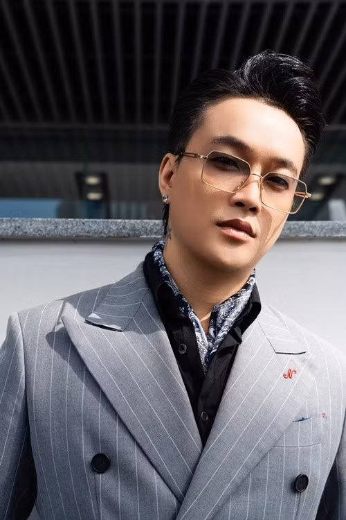 Đồng thời, anh viết: "Có người nói TiTi đang mắc kẹt ở những năm 2000 và lỗi thời nhưng đây là minh chứng của tôi ở 2025. Khi tôi đứng trên sân khấu, hãy cho tôi thay đổi tư duy của bạn và thể hiện theo yêu cầu của giới trẻ yêu mến tôi với tư cách là một người nghệ sĩ cống hiến".