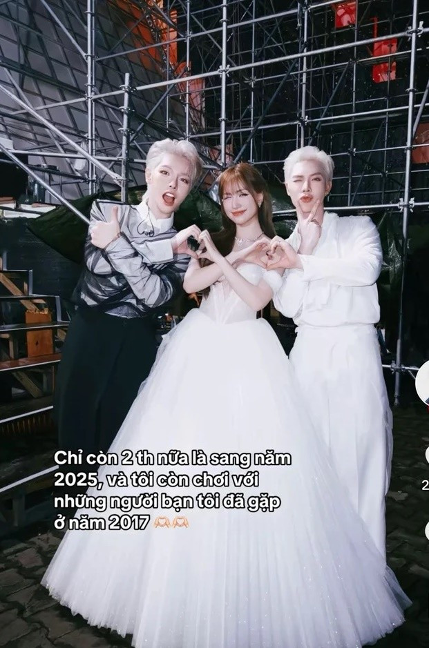 Sau khi Đức Phúc đăng quang quán quân Intervision 2025, Hòa Minzy cho biết: “Không bõ công qua Nga ủng hộ em trai yêu, em của chị giỏi lắm. Chúc mừng Đức Phúc”. Ảnh: Saostar.