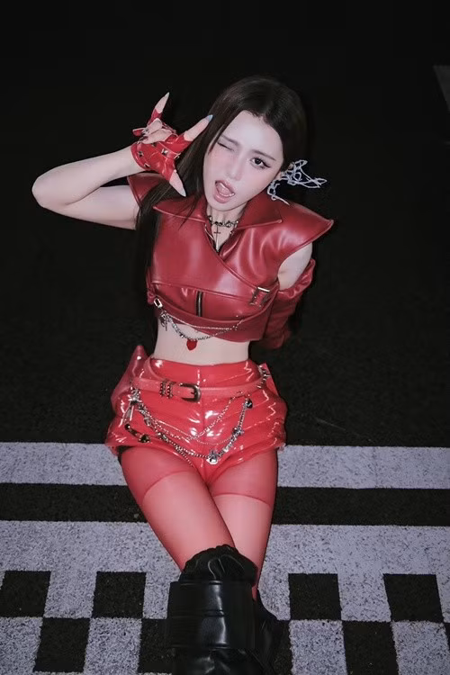 Cùng với gương mặt xinh đẹp, Han Sara sở hữu thân hình thon gọn. 8 năm qua, cô luôn thuộc nhóm mỹ nhân có vòng eo nhỏ nhất. Đáng chú ý, năm 2020, với vòng eo 50,5 cm, Han Sara được xem là mỹ nhân có vòng eo bé kỷ lục của Vbiz. Ảnh: FB Han Sara.