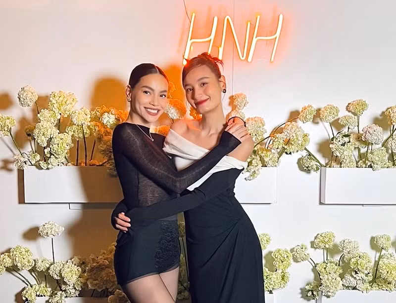 Lê Thúy chia sẻ trên Người Đưa Tin, kể từ lúc ca sĩ Hồ Ngọc Hà sinh Lisa và Leon, sau chuyến đi từ thiện cùng mẹ đẻ của nữ ca sĩ về, cô sang nhà đàn chị chơi nhiều. Ảnh: FB Lê Thúy.