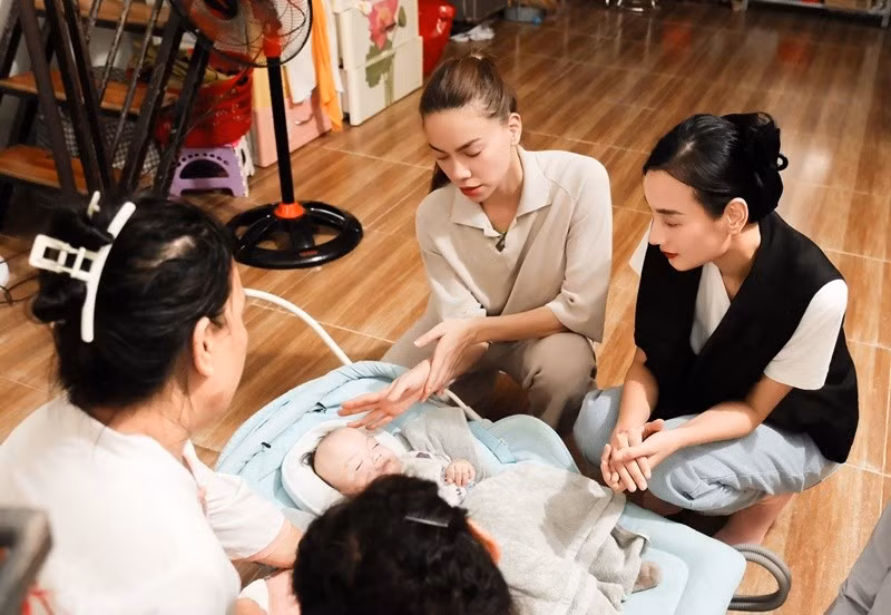 Lê Thúy và Hồ Ngọc Hà thường xuyên gặp gỡ, cùng đi làm từ thiện. Ảnh: FB Lê Thúy.