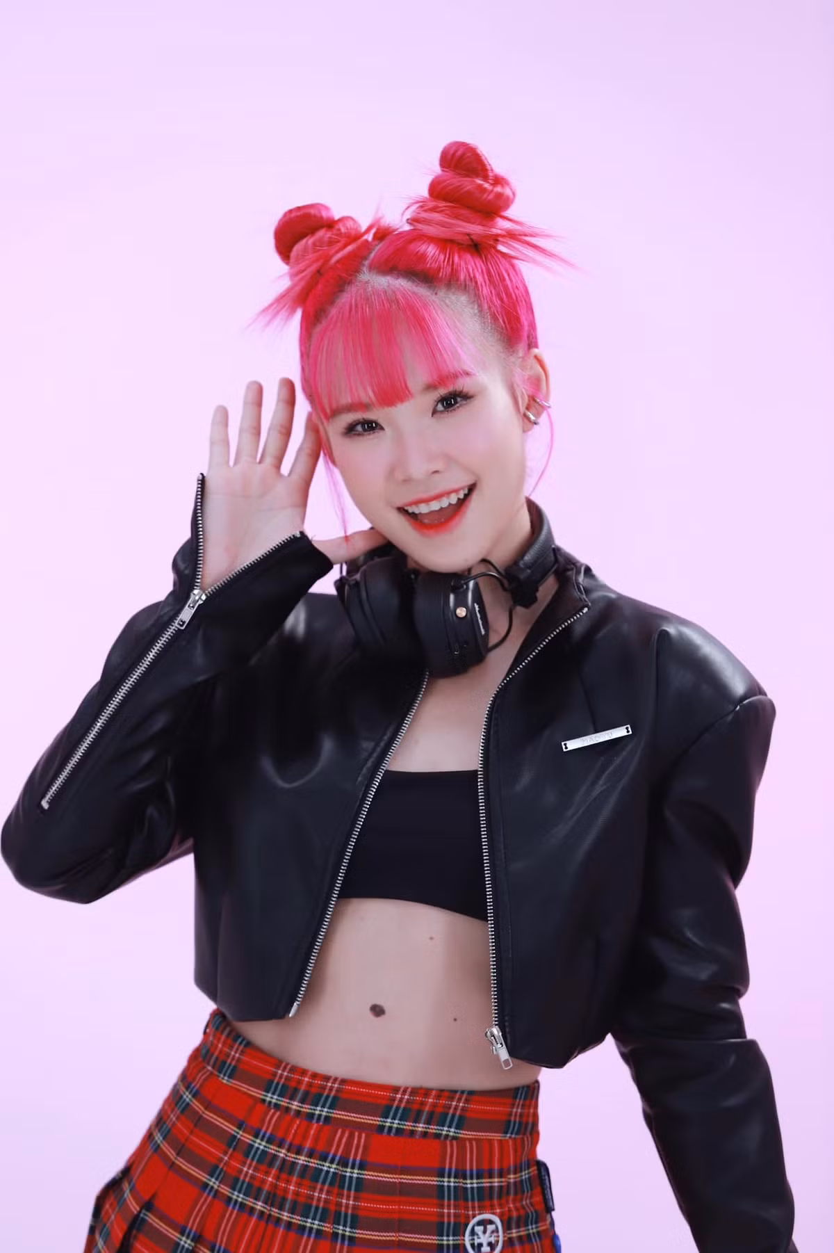 Màu tóc hồng dường như giúp nữ ca sĩ trông trẻ ra. Ảnh: FB Khởi My.