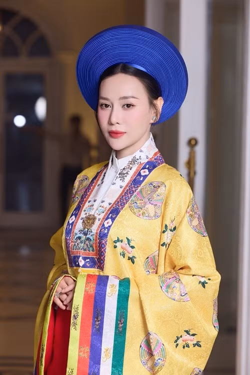 Phương Oanh còn cho biết: “Mọi thông tin về chúng tôi chỉ được chia sẻ từ tài khoản mạng xã hội có tick xanh của chúng tôi, hoặc trên các báo đài chính thống”. Ảnh: FB Phương Oanh.