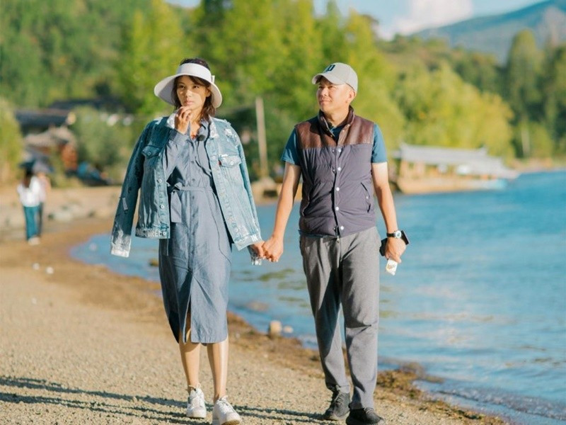 Tuy nhiên, cuộc hôn nhân của Lưu Đào sớm đối mặt với biến cố lớn khi Vương Kha phá sản, lâm vào cảnh nợ nần chồng chất và trầm cảm nặng. Gia đình đứng bên bờ vực sụp đổ, áp lực kinh tế lẫn tinh thần đè nặng lên vai nữ diễn viên. Ảnh: Elle.