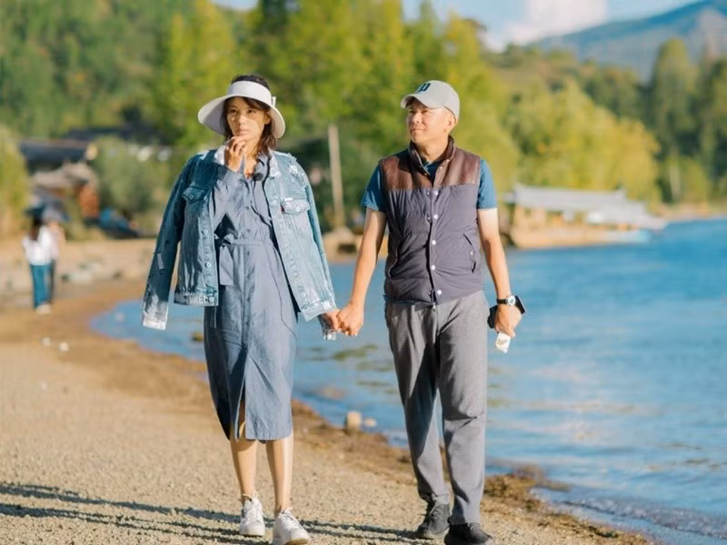 Tuy nhiên, cuộc hôn nhân của Lưu Đào sớm đối mặt với biến cố lớn khi Vương Kha phá sản, lâm vào cảnh nợ nần chồng chất và trầm cảm nặng. Gia đình đứng bên bờ vực sụp đổ, áp lực kinh tế lẫn tinh thần đè nặng lên vai nữ diễn viên. Ảnh: Elle.