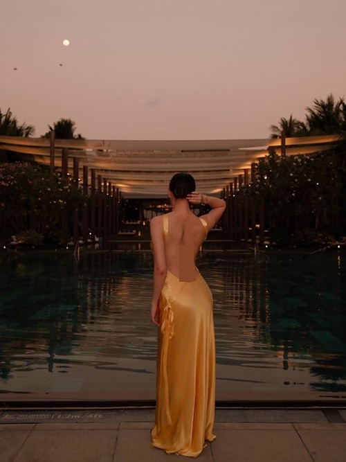 Nàng hậu ưu ái các thiết kế đầm hở lưng đầy tinh tế, khoe đường cong nuột nà.