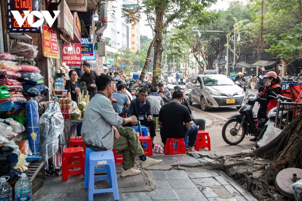 Hàng dài ghế đỏ, ghế nhựa tại các quán trà đá trong con ngõ hẻm vẫn được các tiểu thương xếp dài, chắn lối người đi bộ trên phố Phủ Doãn.