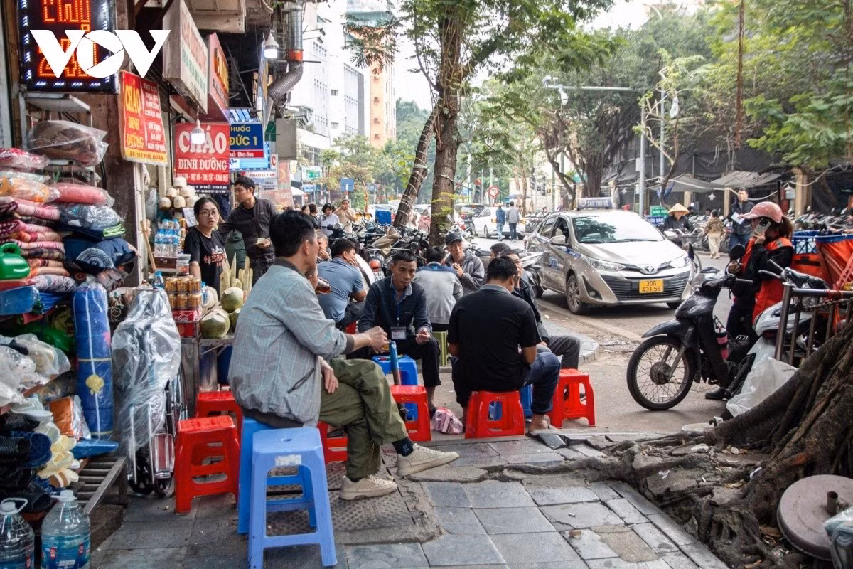 Hàng dài ghế đỏ, ghế nhựa tại các quán trà đá trong con ngõ hẻm vẫn được các tiểu thương xếp dài, chắn lối người đi bộ trên phố Phủ Doãn.