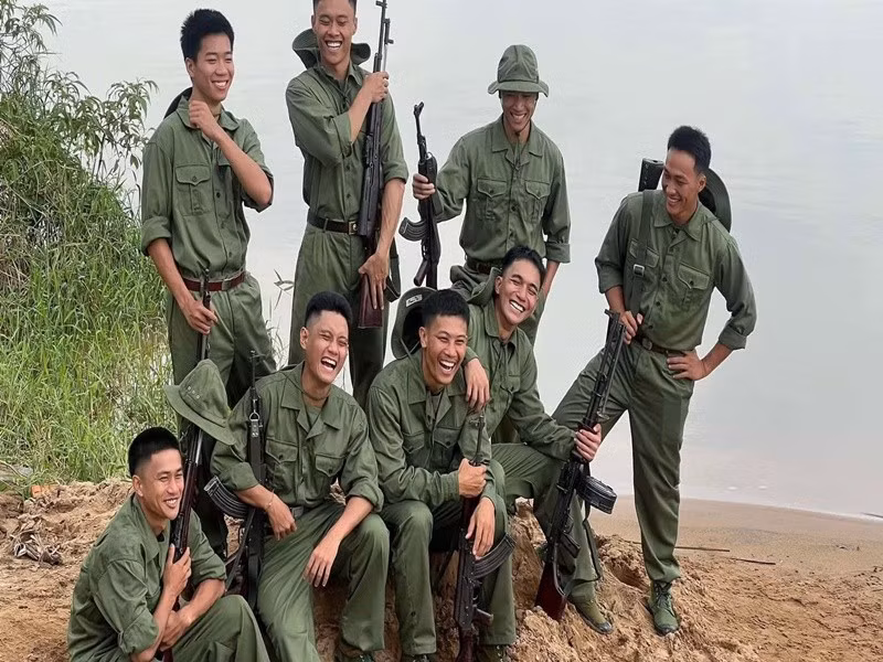 Tính đến chiều ngày 29/8, phim Mưa đỏ có doanh thu 228 tỷ đồng (theo thống kê của Box Office Vietnam - đơn vị thống kê phòng vé độc lập). Những ngày qua, dàn diễn viên phim Mưa đỏ chia sẻ loạt hình ảnh thư giãn hiếm có ở hậu trường quay. Ảnh: FB Đình Khang.