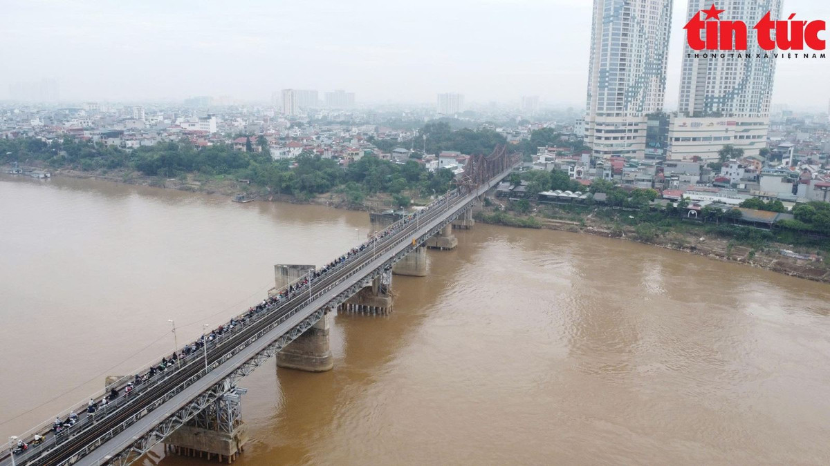 Một bên cầu Long Biên không có phương tiện qua lại.