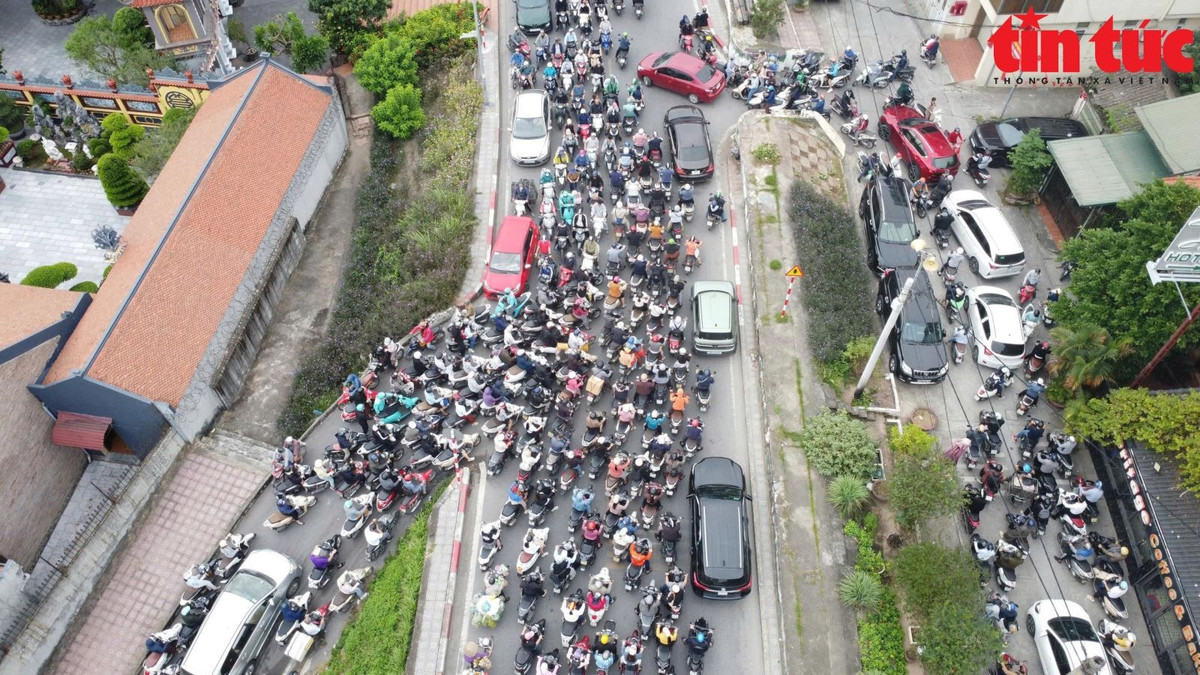 Xung đột giao thông xảy ra trên nhiều tuyến đường khi cầu Long Biên bị rào chắn.