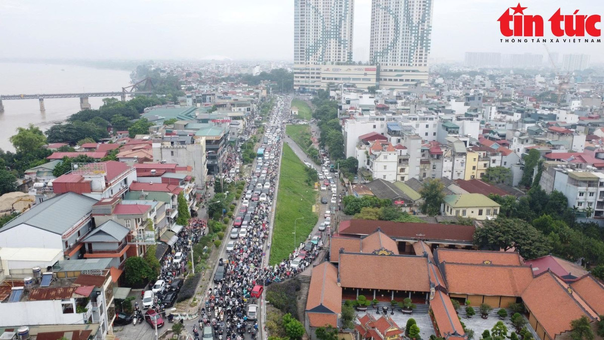 Bờ đê sông Hồng bị ùn tắc kéo dài.