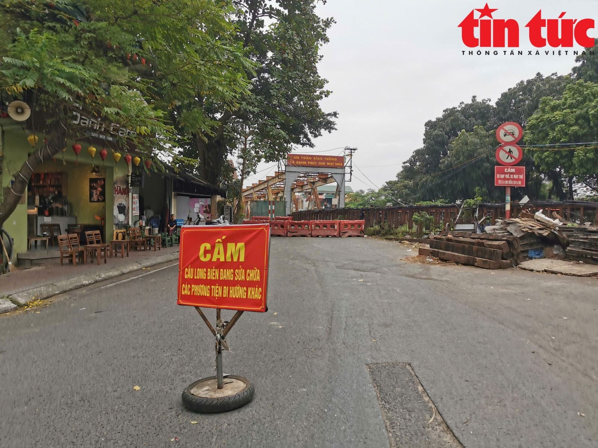 Đầu cầu Long Biên được rào chắn để sửa chữa định kỳ.