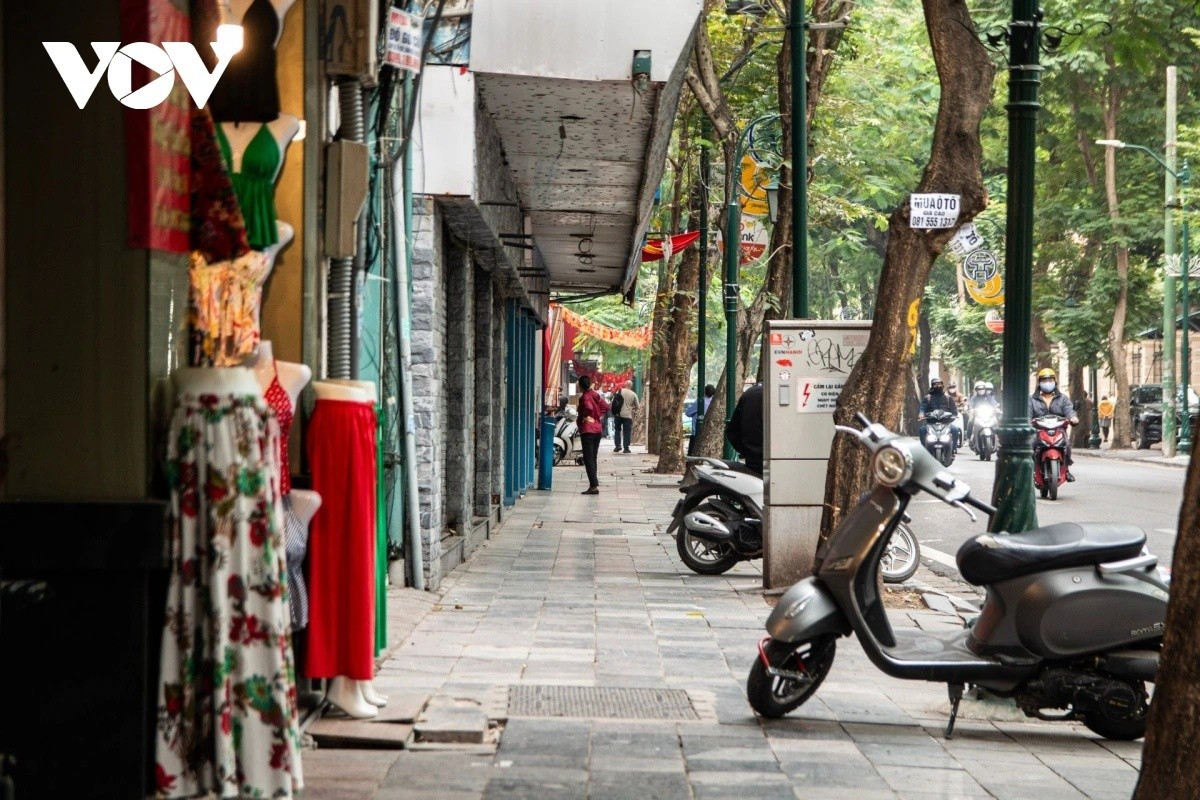 Ghi nhận trên phố Quang Trung cho thấy, nhiều chủ cơ sở đã xếp gọn hàng hóa, trả lại vỉa hè thông thoáng cho người đi bộ, việc làm này theo quan sát của phóng viên được thực hiện trên toàn trục đường.