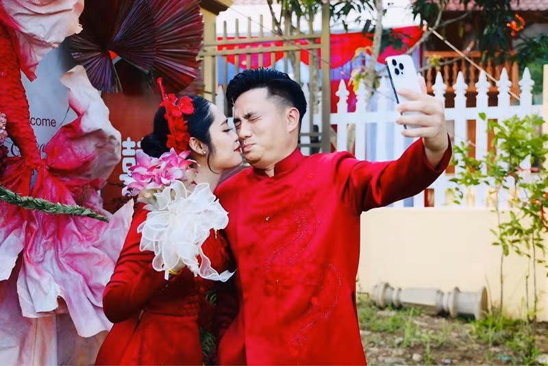 Nàng hậu chia sẻ trên Vietnamnet, vợ chồng quen nhau từ chuyến đi thiện nguyện. Anh Hiếu tham gia một câu lạc bộ xe bán tải chuyên giúp đỡ các đoàn thiện nguyện. Người trong đoàn thấy Nông Thúy Hằng và anh Hiếu đẹp đôi nên giới thiệu. Cả hai trò chuyện hợp nhau nên ngày càng thân thiết.