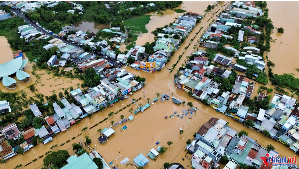 Tình trạng ngập lụt sâu diện rộng tiếp diễn tại các vùng trũng thấp ven sông, ngập úng ở các khu đô thị, đặc biệt tại các xã, phường: Đại Lộc, Quế Phước, Nông Sơn, Gò Nổi, Điện Bàn Tây, Điện Bàn Bắc, Hòa Tiến, Điện Bàn, Duy Xuyên, Thu Bồn, Xuân Phú, Thành Mỹ, Thượng Đức, Hà Nha, Phú Thuận, Vu Gia, Tây Hồ, Thăng Điền, Thăng Trường, Quế Xuân, Nam Phước, Duy Nghĩa, An Thắng, Hội An, Hội An Tây, Hội An Đông, Bàn Thạch, Hương Trà, Quảng Phú…