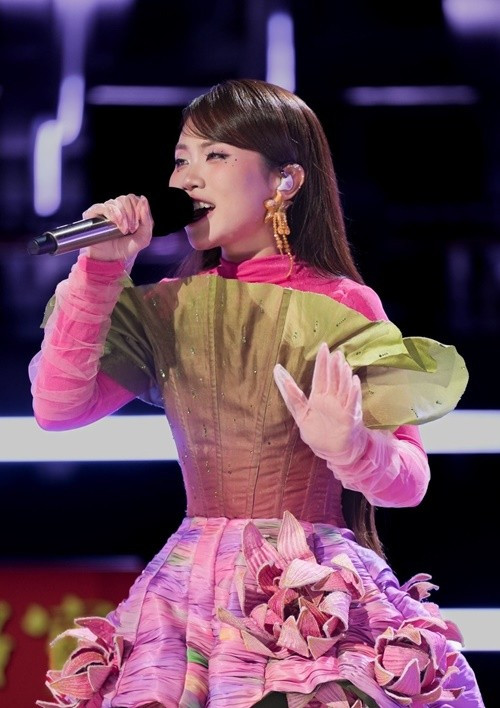 Từ khi tham gia Sing! Asia 2025, Phương Mỹ Chi gây chú ý trên truyền thông và mạng xã hội Trung Quốc. Các tờ báo như Sina, Sohu (Trung Quốc) khen ngợi các tiết mục của Phương Mỹ Chi. Cư dân mạng xứ Trung cũng đánh giá cao giọng hát của Phương Mỹ Chi. Nhiều khán giả Việt Nam đặt kỳ vọng Phương Mỹ Chi sẽ tiếp tục tỏa sáng ở gameshow âm nhạc Trung Quốc. Ảnh: FB Phương Mỹ Chi.