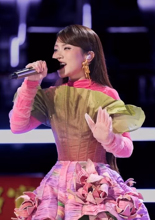 Từ khi tham gia Sing! Asia 2025, Phương Mỹ Chi gây chú ý trên truyền thông và mạng xã hội Trung Quốc. Các tờ báo như Sina, Sohu (Trung Quốc) khen ngợi các tiết mục của Phương Mỹ Chi. Cư dân mạng xứ Trung cũng đánh giá cao giọng hát của Phương Mỹ Chi. Nhiều khán giả Việt Nam đặt kỳ vọng Phương Mỹ Chi sẽ tiếp tục tỏa sáng ở gameshow âm nhạc Trung Quốc. Ảnh: FB Phương Mỹ Chi.