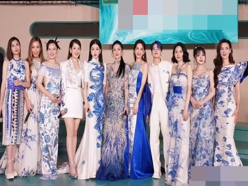 Trong chung kết Đạp gió 2023, Chi Pu và Lưu Nhã Sắt thể hiện ca khúc Who's that girl. Pu xếp hạng 6, giành vé hoạt động trong nhóm nhạc nữ chiến thắng chương trình cùng Ella (quán quân), Amber (hạng 2), MARiA (hạng 3), Tạ Na (hạng 4), Chu Châu (hạng 5), Lưu Tích Quân (hạng 7), A-Lin (hạng 8), Lư Tĩnh San (hạng 9), Cung Lâm Na (hạng 10) và Giả Tịnh Văn (hạng 11). Ảnh: Dân Việt.