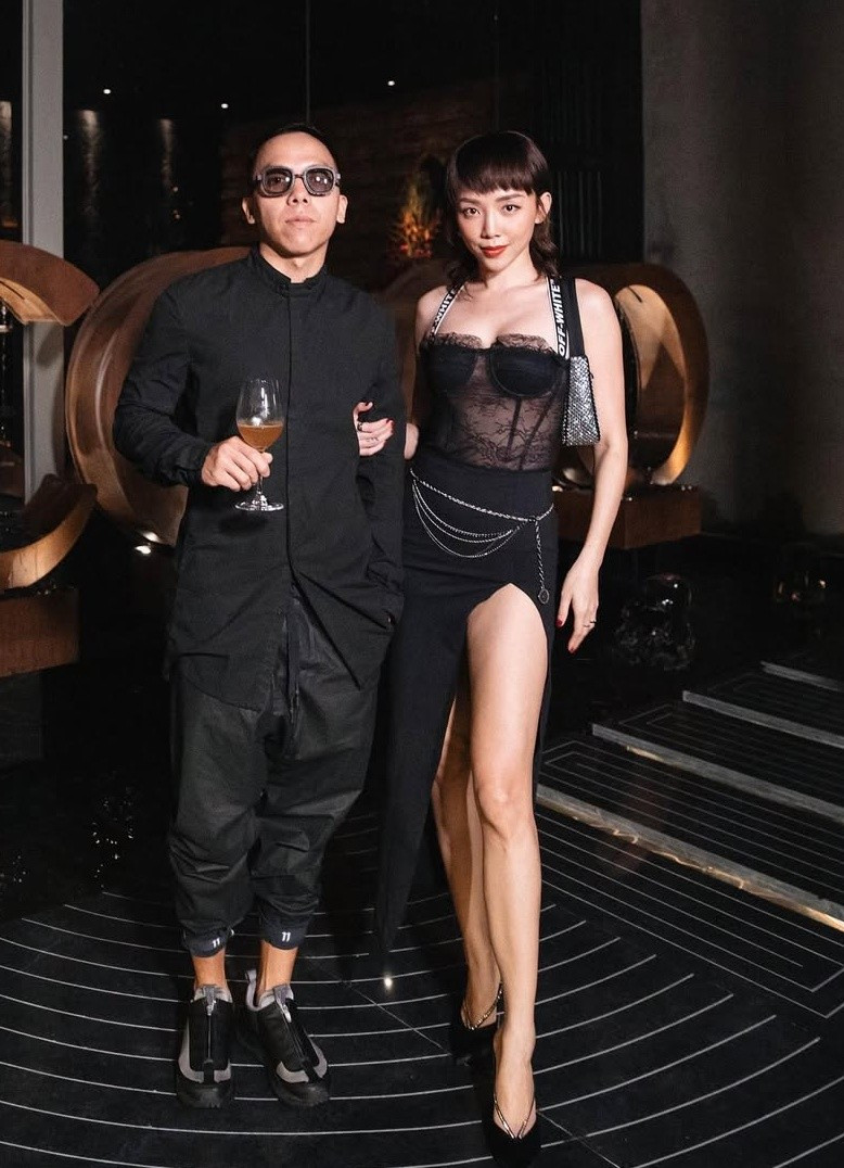 Sau khi kết hôn, Tóc Tiên từng nhiều lần bày tỏ sự bình yên, trưởng thành hơn trong cuộc sống hôn nhân, trong khi đó, Hoàng Touliver luôn là hậu phương vững chắc, ủng hộ vợ ca hát, đóng phim. Ảnh: Instagram Tóc Tiên.