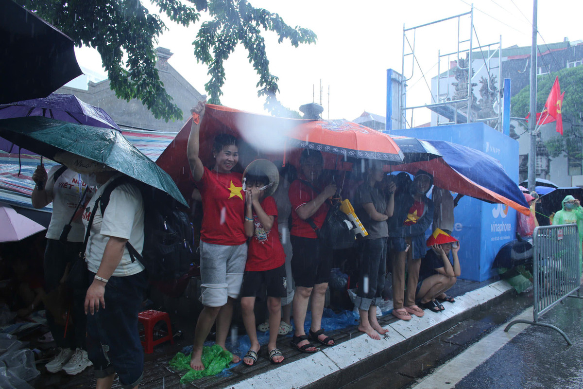 Từ 1/9, rất đông người dân đã có mặt trên đường Kim Mã (Hà Nội) để giữ chỗ, chờ xem đoàn diễu binh, diễu hành đi qua.