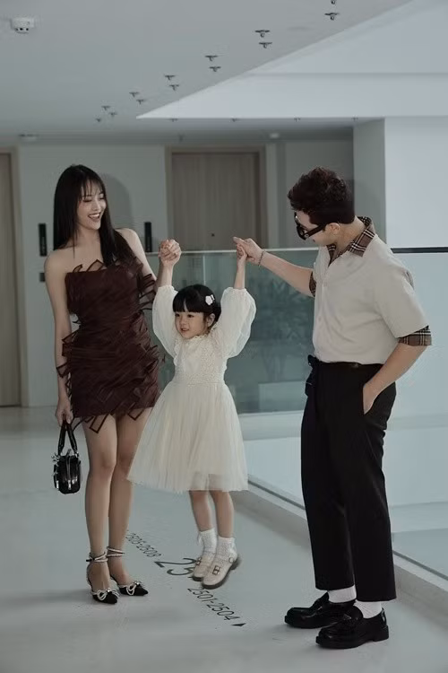 Năm 2020, Trương Mỹ Nhân sinh con gái đầu lòng Bona. 2 năm sau đó, "gà cưng" một thời của Vũ Khắc Tiệp tuyên bố có con. Bé Bona là trái ngọt tình yêu của Trương Mỹ Nhân và Phí Ngọc Hưng. Ảnh: FB Trương Mỹ Nhân.