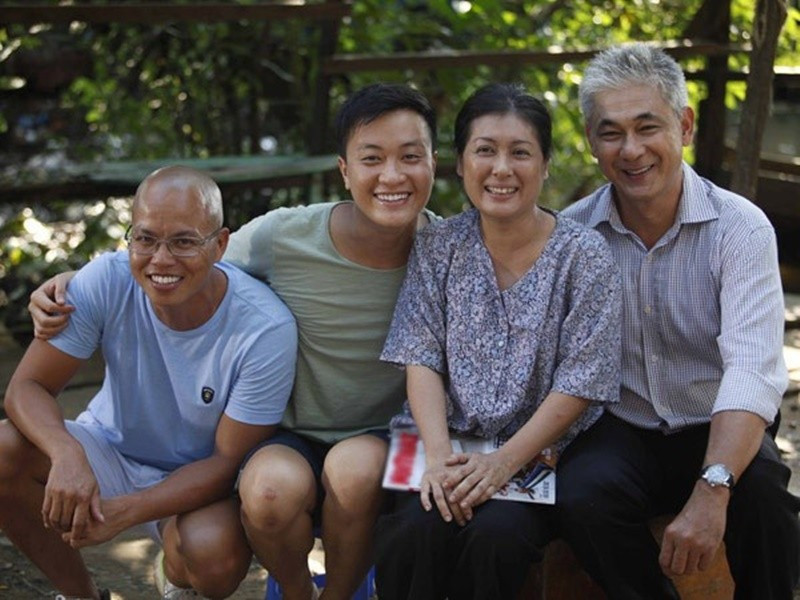 Tùng Yuki đóng vai bố của Lương Mạnh Hải trong Bỗng dưng muốn khóc. Ảnh: Znews.