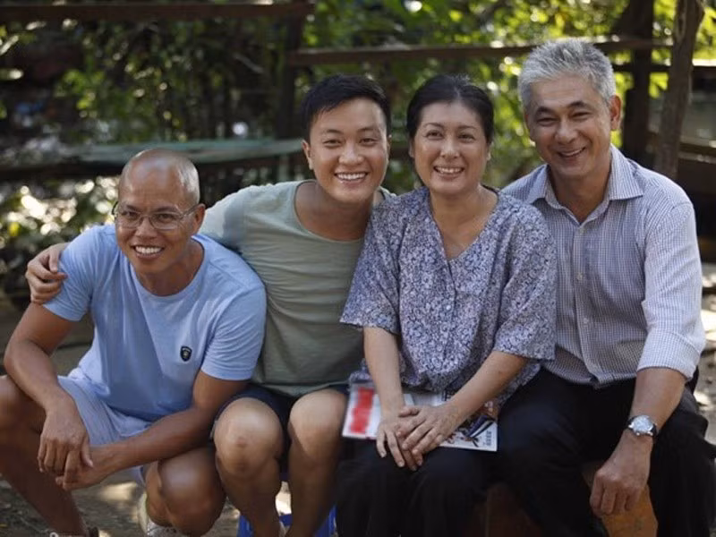 Tùng Yuki đóng vai bố của Lương Mạnh Hải trong Bỗng dưng muốn khóc. Ảnh: Znews.