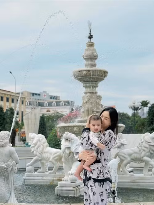 Trong một số bức ảnh, nữ MC lựa chọn trang phục khá đơn giản như áo phông hoặc đồ mặc ở nhà khi chăm con, tạo cảm giác đời thường và thoải mái. Phong cách này khác với hình ảnh thanh lịch, chỉn chu mà khán giả thường thấy khi cô xuất hiện trên truyền hình.