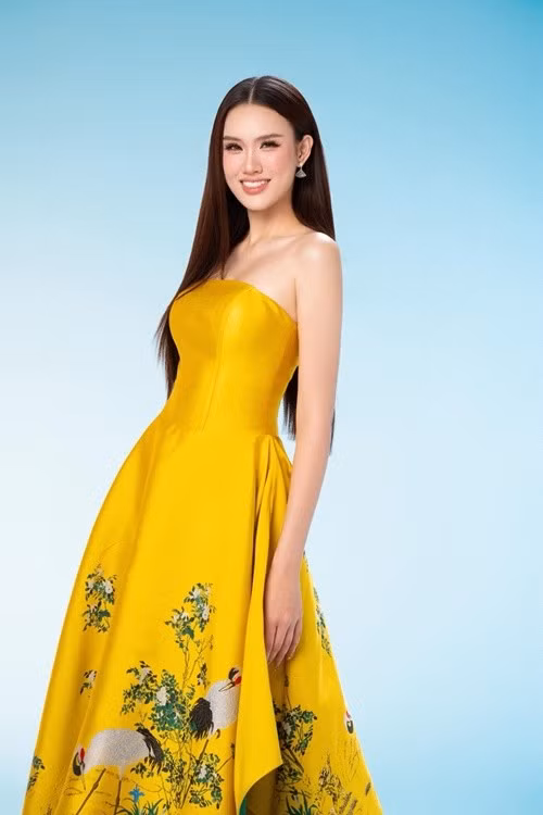 Gương mặt của nàng hậu đầy rạng rỡ, đậm chất Á Đông.