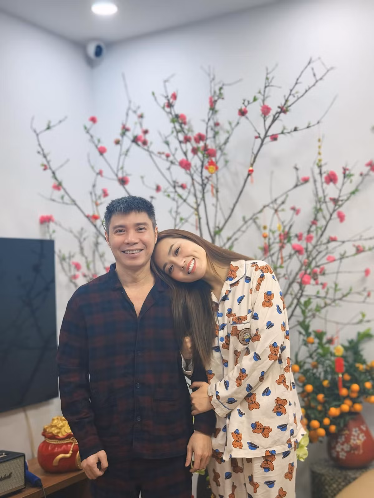 Vài ngày sau ca mổ, sức khoẻ của Công Lý tốt hơn, tinh thần cũng khá lên. Bởi vậy, nam diễn viên xin xuất viện sớm. Ảnh: FB Ngọc Hà.