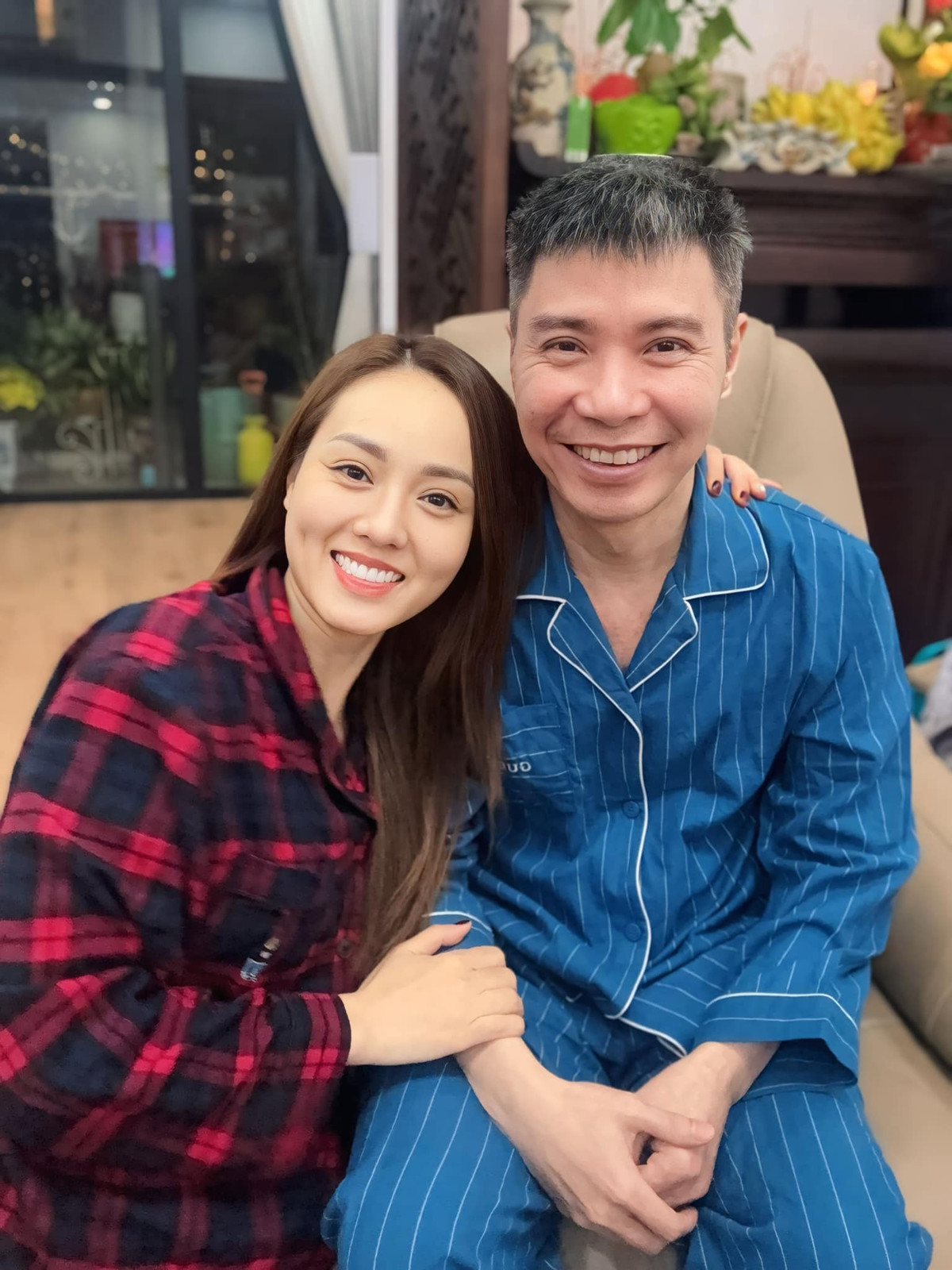 "Anh Lý hay mình cũng đều sợ bệnh viện. Có lẽ, ai từng có thời gian nằm viện lâu cũng đều có sự ám ảnh. Anh Lý rất yếu lòng và mong manh như em bé mới lớn vậy", Ngọc Hà viết trên trang cá nhân. Ảnh: FB Ngọc Hà.