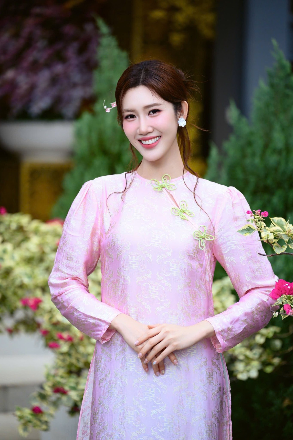 Thúy Ngân tham gia nhiều phim truyền hình nhưng phải đến vai Hân trong Gạo nếp gạo tẻ (2018), tên tuổi của cô mới thực sự gây chú ý. Sau đó, cô tiếp tục ghi dấu ấn qua loạt phim truyền hình ăn khách như Cây táo nở hoa, Nữ chủ, 7 năm chưa cưới sẽ chia tay. Ảnh: FB Thúy Ngân.