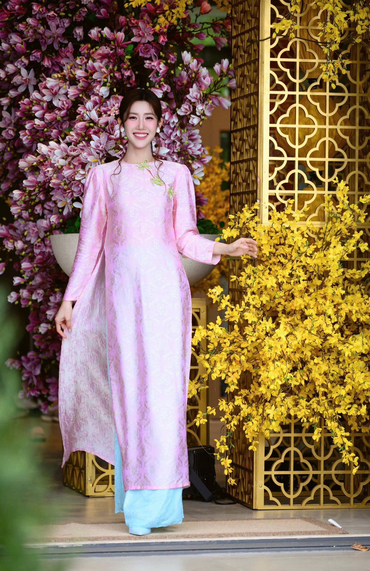 View - Mỹ nhân Việt ghi điểm với hình ảnh rạng ngời trong tà áo dài đầu năm | Báo Tri thức và Cuộc sống - TIN TỨC PHỔ BIẾN KIẾN THỨC 24H