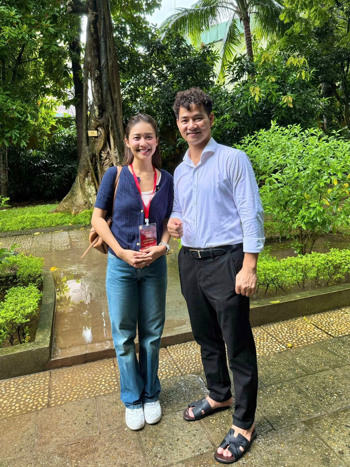 Khả Ngân viết trên trang cá nhân: "Xúc động và tự hào khi cùng các anh chị, cô chú dâng hương, viếng Bác". Ảnh: FB Khả Ngân.