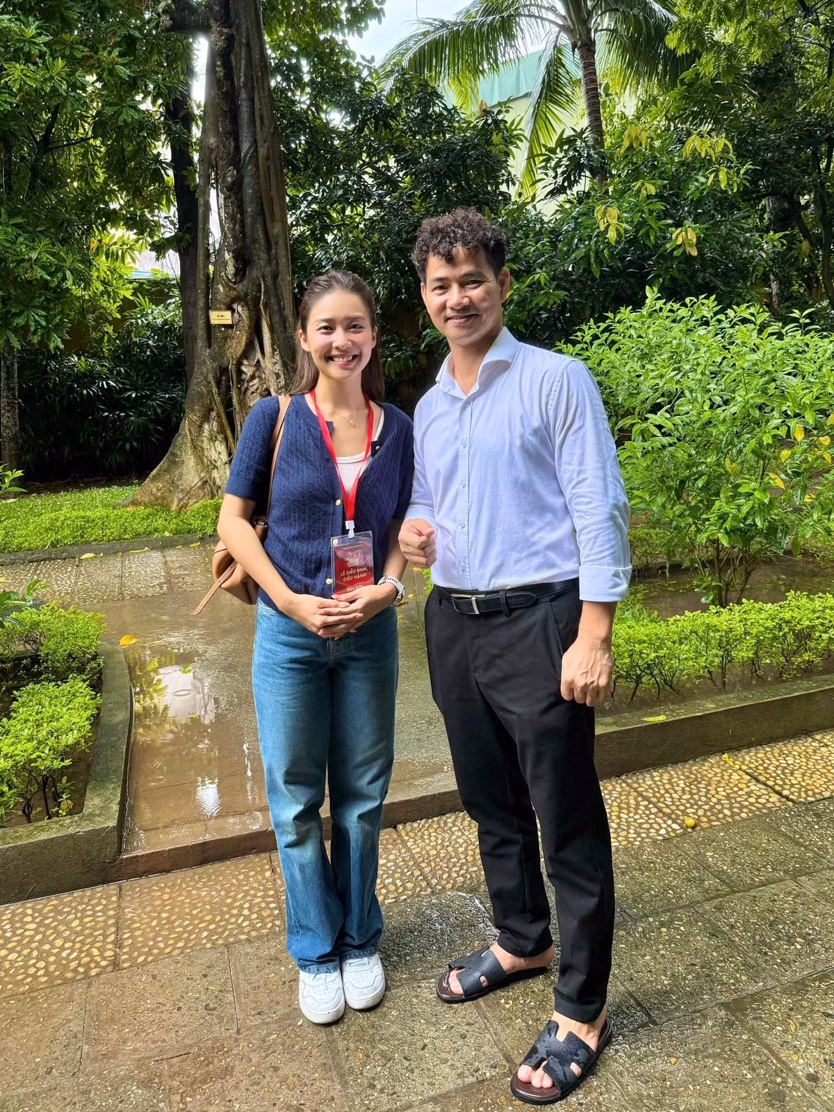 Khả Ngân viết trên trang cá nhân: "Xúc động và tự hào khi cùng các anh chị, cô chú dâng hương, viếng Bác". Ảnh: FB Khả Ngân.